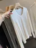 ¡Cómpralo sin dudarlo! Camiseta base de manga larga para mujer hecha de una mezcla suave y agradable para la piel de lana de cuenta 40, lyocell y fibras de acetato, con un diseño de cuello en U