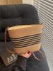 Bolsa de Palha Trançada de Comércio Exterior Feminina 2025 Nova Bolsa Transversal de Verão Design de Nicho Bolsa Balde para Férias na Praia