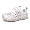 Zapatillas de entrenamiento alemanas para niñas, nuevo modelo primavera/verano 2026, zapatillas deportivas casual blancas de malla transpirable, zapatos Cortez versátiles de suela gruesa