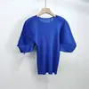 Camiseta de Manga Media de Calidad Boutique Estilo Miyake para Mujer, Cuello Redondo, Corte Holgado Irregular, Color Sólido, Simple y Versátil, Top Elegante