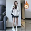 Cárdigan pesado estilo americano para otoño/invierno color gris lechoso con cremallera, prenda exterior retro para mujer, forrado de felpa y engrosado, corte holgado para primavera y otoño