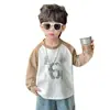 Camiseta de Manga Longa para Meninos Primavera 2026 Novo Estilo Camiseta Básica Color Block Infantil Estilo Primavera e Outono Versátil Fashionável Top t