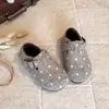 Zapatos Birkenstock de Lunares Estilo Coreano para Niñas Otoño/Invierno 2026 Nuevas Llegadas Zapatos Individuales Casuales Versátiles para Niñas Pequeñas Zapatos Pequeños de Piel con Forro de Felpa