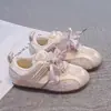 Sapatos de Treino de Balé para Meninas 2026 Nova Coleção Primavera e Outono Aumentadores de Altura Respiráveis Antiderrapantes Fita de Pérola Casuais Versáteis Sapatos Brancos