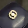 Diseño de Lujo Ligero Broche de Concha de Cuentas de Circonita de Nicho para Mujer 2025 Nuevo Pin de Accesorios de Ropa Solapa de Traje Corsage