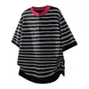Camiseta Tendência de Marca Nova Estilo Verão, Listrada em Preto e Branco, Color Blocking, Manga Curta para Homens, Top Solto Estilo Preguiçoso para Homens