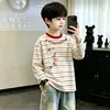 Camiseta infantil listrada de manga longa estilo coreano, novo modelo da primavera de 2026, top interno para meninos, camiseta básica 100% algodão para crianças mais velhas