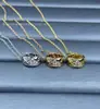 Estilo Chanel Baño de Oro V Versión de Alta Gama para Mujer Nuevo Collar Pequeño de Perlas Doradas Coco Patrón de Diamantes Colgante Artesanía CNC Cadena para la Clavícula