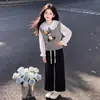Roupa de outono estilo coreano para meninas: conjunto de colete de urso de desenho animado, camisa com gola de boneca e calça casual lisa simples