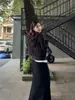 Atuendos estilo coreano: un look sofisticado y elegante para la mujer moderna. Un conjunto completo de otoño para mujer, que incluye una sudadera deportiva negra, una chaqueta y una falda.
