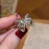 Anillo de Lazo con Flor de Iris Retro de Lujo Ligero, Diseño de Nicho, Sensación de Alta Gama, Anillo Apilable Elegante y Versátil para Mujeres