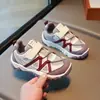Tênis Esportivo Infantil para Exterior 2026 Novo Modelo Início do Outono para Meninas Malha Dupla Tênis Pai com Velcro Antiderrapante para Caminhada Corrida