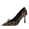 6316-A5 Zapatos de Tacón Alto Retro Sexy con Estampado de Leopardo Europeos y Americanos para Mujer, Punta Fina, Boca Baja, Moño, Tacón de Aguja, Zapatos de Mujer
