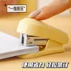 Grampeador Mini Portátil Fofo de Desenho Animado Uso Estudante Pequeno Grampeador Economia de Esforço Suprimentos de Papelaria para Escritório Atacado