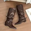 Botas femininas vintage versáteis de cano alto com salto bloco, fivela de cinto e bico fino, moda outono 2026, botas longas emagrecedoras