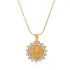 Collar Colgante Redondo Incrustado de Diamantes de Acero Inoxidable Electrochapado al Vacío en Oro de 18 Quilates Colgante de Retrato Elegante Retro Europeo y Americano Cadena para Clavícula Al por Mayor