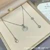 Colar de Moeda de Cobre Redonda V Gold Boge Moeda de Cobre Moeda Cheia de Diamante Concha Branca Escultura Fina CNC Colar de Temperamento para Mulheres Fabricante Atacado