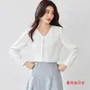 Foto real de top de gasa de manga corta holgado estilo coreano para primavera y otoño que cubre la barriga, con cuello alto, blusa moderna y elegante