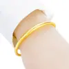 Pulsera brazalete redonda europea con acabado arenado dorado, Pulsera de barra redonda chapada en oro de latón, Pulsera de mujer imitación oro chapada en oro vietnamita