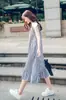 Novo vestido de verão xadrez de comprimento médio com decote em V, estilo coreano para mulheres com mangas bufantes, acinturado, emagrecedor e barra com babados, moderno