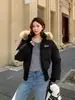 Jaqueta Curta de Inverno Americana para Mulheres 2025 Outono e Inverno Novo Estilo Cintura Afunilada Aparência Emagrecedora 90 Penas de Pato Branco Jaqueta Quente