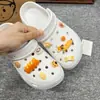 2025 Nova Fivela de Sapato Clog Ins High-End Pão Dachshund Cachorro Flor de Sapato Moda Versátil Fivela de Sapato Desenho