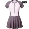 Maiô peça única estilo vestido de manga curta color block novo 2026 para mulheres, esportivo, simples, para praia, fontes termais, férias e uso casual