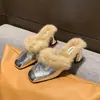 Chinelos Peludos Femininos para Exterior Salto Alto Camurça Outono/Inverno Estampa de Leopardo Salto Grosso Quente Plus Velvet Bico Fechado Mules Meio Chinelo Feminino
