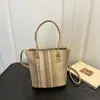 Bolsa de cubo cruzada de hombro colorida tejida elegante modelo nuevo de primavera y verano, empalme de color contrastante, moderna para vacaciones y uso diario para mujer, venta caliente