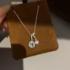 Collar de cadena para clavícula estilo fresco de verano con colgante doble de circón cuadrado color azul océano, joyería de nicho de lujo ligero de alta gama para mujer