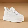 Tênis branco feminino com aumento interno de altura 2026 novo estilo outono plataforma estilo coreano sapatos casuais para mulheres baixas sapatos femininos de sola grossa 10cm