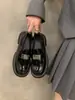 Mocassins pretos versáteis de sola grossa para mulheres, novos sapatos de couro estilo britânico slip-on para primavera e outono 2024