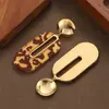 Brincos de argola geométricos da moda e únicos estilo Hong Kong com estampa de leopardo, exalando uma estética sofisticada, minimalista e cool.