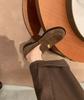 Versão em Couro de Cavalo Plissado ~ Estilo da Mãe Uva Sapatos Baixos Loafers Pequenos de Moeda de Ouro Retro Estilo Britânico Preguiçoso Sapatos Pequenos de Couro Femininos