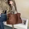 Bolso tote plisado de nailon simple para mujer, nuevo estilo 2026, versátil y ligero, adecuado para el uso diario, ir al trabajo y como bolso de hombro o debajo del brazo