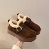 Sapatos Birkenstock peludos de sola grossa totalmente cobertos cor de pinho novo estilo outono e inverno para mulheres, sapatos de algodão tipo pão com forro de veludo, calçados para uso externo, botas de neve