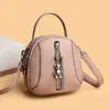 2025 Moda Nova Bolsa de Ombro Feminina com Pingente Fofo, Pequena Bolsa de Mão Redonda, Bolsa Transversal de Nicho para Mulheres, Atacado Disponível
