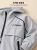 Conjunto deportivo de otoño para niños: un conjunto de tres piezas para niños, que incluye una chaqueta con capucha, una camisa polo estampada y pantalones jogger de corte holgado