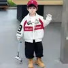 Chaqueta de Niño con Bloques de Color Otoñal y Cuello Solapa, Estilo Nuevo 2026, Chaqueta Infantil de Corte Holgado con Letras en Contraste, Top de Moda