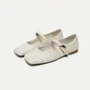 Sapatos Mary Jane estilo europeu em pele de ovelha completa com fivela de metal, sapatos femininos de couro genuíno com bico quadrado plano para outono de 2026, para o trabalho