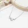 Collar de Moda de Lujo Ligero con Diseño Hueco de Flor de Amor y Mariposa, Cadena para Clavícula de Temperamento Nicho para Mujer, Venta al por Mayor