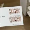Un Arte de Uñas Lindo y Esponjoso con Temática de Fresa con Cuentas de Cristal, Ojo de Gato, Pegatinas de Corazón y Puntos