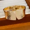 Pulsera ovalada plisada, pulsera de declaración minimalista elegante transfronteriza europea y americana, joyería de nicho de lujo ligero al por mayor
