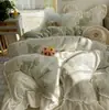 Juego de falda de cama estilo princesa de invierno para bebés y niños pequeños, grado A, bordado y engrosado de terciopelo de leche, con ribete de encaje, disponible en juego de cuatro piezas o juego de tres piezas en color crema