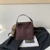 Moderna y de alta gama 2026 otoño/invierno gran capacidad moderna comercio electrónico transfronterizo transmisión en vivo bolsa Viento del Sur, bolso de hombro y bolso cruzado hechos de gamuza