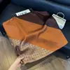 Lenço quadrado pequeno de 70cm feminino versátil para Primavera e Outono lenço de seda decorativo lenço de combinação para camisa profissional lenço listrado simples atacado