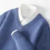 Cárdigan de lana pura con cuello en V para hombre, un suéter de punto cálido y cómodo para hombres jóvenes, con un corte holgado e informal y mangas largas, adecuado tanto para hombres jóvenes como de mediana edad.