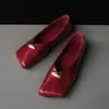 Atuendo de blogger: zapatos planos versátiles para mujer de cuero genuino, estilo francés, punta oblicua, boca poco profunda, hebilla de metal, color rojo, zapatos de abuela