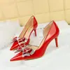 638-Ah17 Zapatos de tacón alto de aguja para mujer, estilo europeo y americano, de moda, para banquetes, punta fina, boca poco profunda, charol, lazo de pedrería, planos
