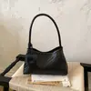 Bolso de mano de nicho estilo francés 2026 con un toque elegante, bolso tejido de moda de alta gama, bolso baguette simple de un solo hombro para llevar debajo del brazo